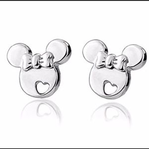 🚫SOLD🚫 Minnie Mouse shaped silver stud earrings